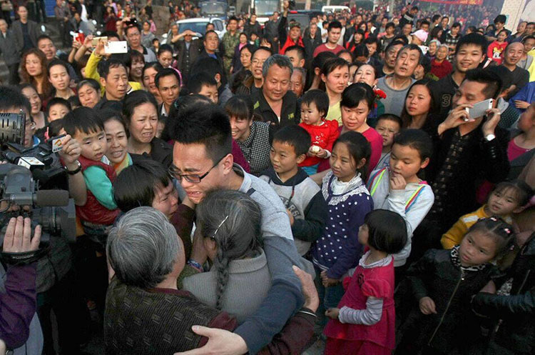 内蒙古4岁男孩被拐 26年后母子终团聚感动全村 